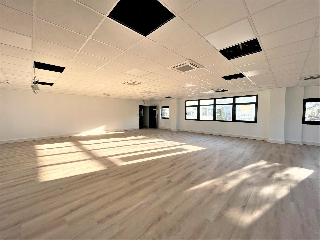 Bureau Aix-en-Provence 504m² Location bureau Aix-en-Provence Bouches-du-Rhône OLBUR2115080 1
